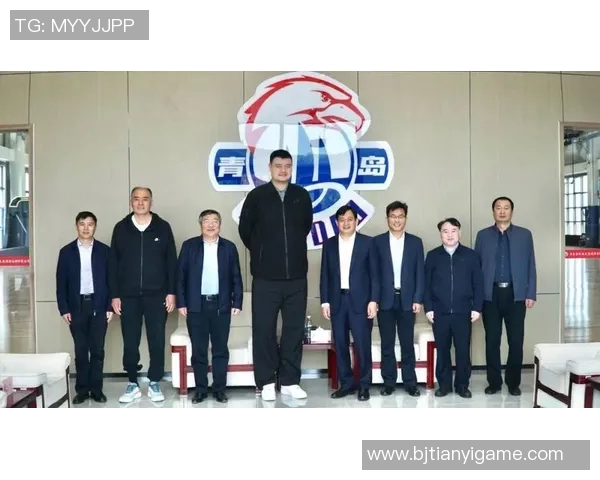 雅尼斯与姚明的篮球传奇:从教练到球员的深厚友谊与合作之路