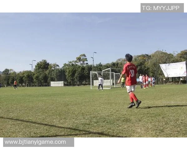 足球明星背后的坚持与奋斗展现了不屈不挠的精神与追梦的决心