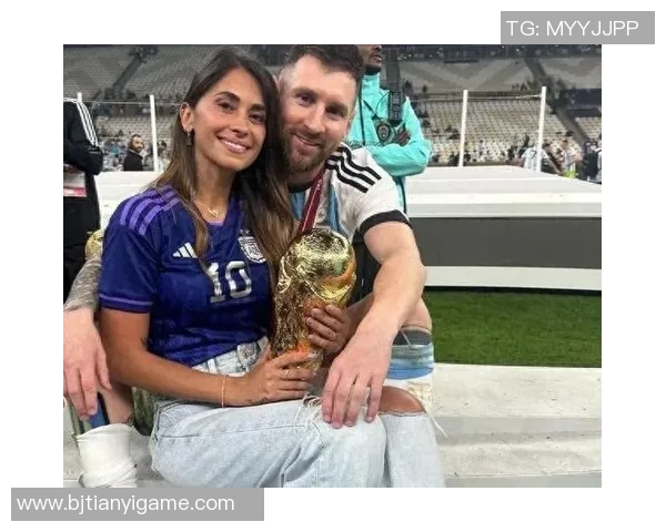 足球明星与爱妻甜蜜亲吻瞬间曝光引发粉丝热议和羡慕