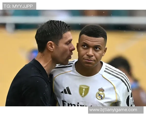 足球明星亲密互动双人握手瞬间视频引发球迷热议与期待